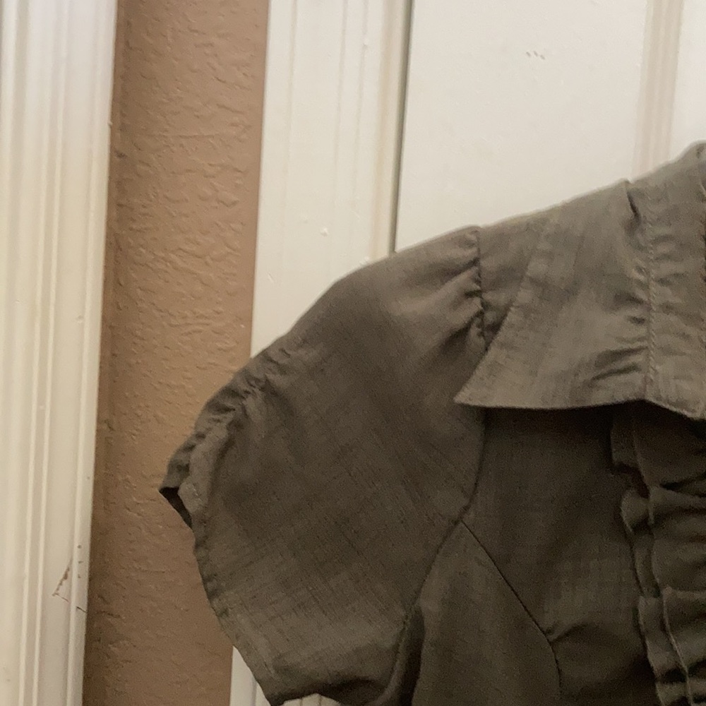 FINAL MARKDOWN Ladies’ Myth Ruffle-front Blouse (M) - Picture 3 of 6